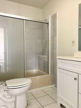 2134 S Cloverdale Ave in Los Angeles, CA - Foto de edificio - Building Photo