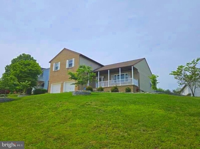 property at 911 Hedgerow Ct