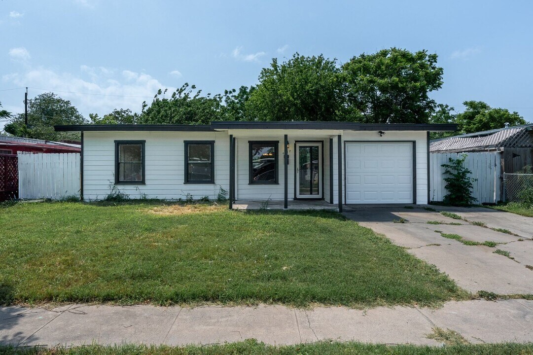 4917 Marion Cir in Corpus Christi, TX - Building Photo
