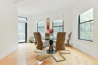 74 Kent St, Unit C2 in Brookline, MA - Foto de edificio - Building Photo