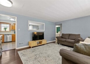 699 Doris Dr in Pittsburgh, PA - Building Photo - Building Photo