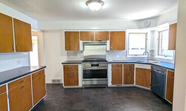 755 Oakmere Pl in Muskegon, MI - Building Photo - Building Photo