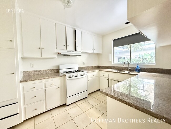 4033 Sunset Blvd in Los Angeles, CA - Building Photo - Building Photo