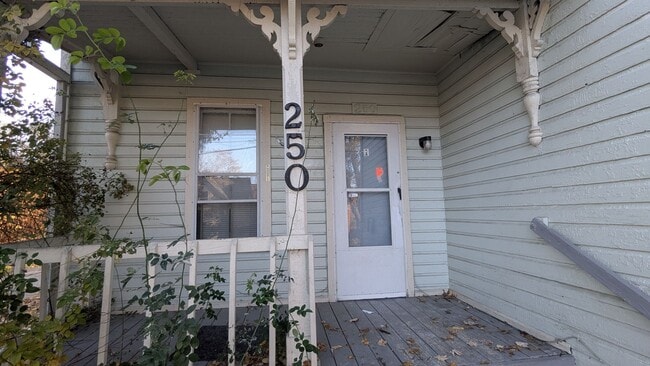 250 Cross St in Akron, OH - Foto de edificio - Building Photo