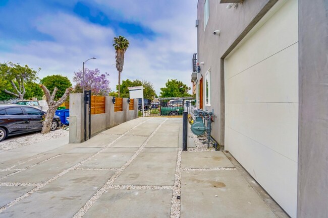 2300 Carmona Ave in Los Angeles, CA - Building Photo - Building Photo