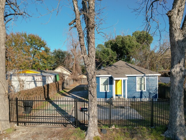 4826 Bristol St in Houston, TX - Building Photo - Building Photo