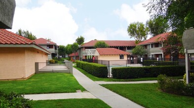 Cambria Villa Apartments in Fontana, CA - Foto de edificio - Building Photo