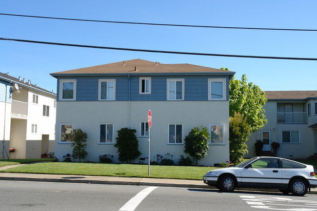 1050 Magnolia Ave in Millbrae, CA - Building Photo - Building Photo