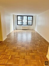 EAST 49 STREET, Unit 4S in New York, NY - Foto de edificio - Building Photo