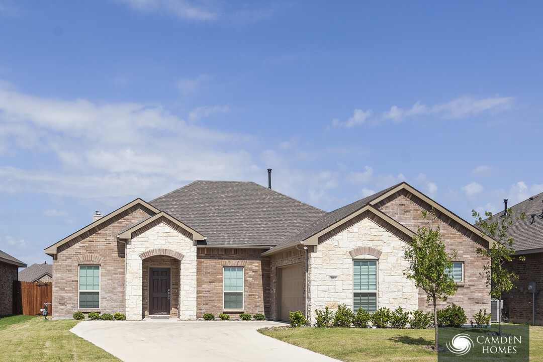 190 Bowling Grn Ave. in Red Oak, TX - Foto de edificio