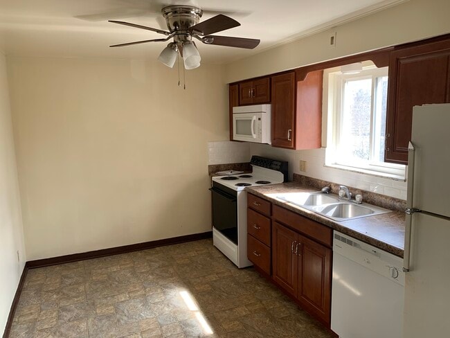 155 Morningside Ct, Unit 2 in Weirton, WV - Foto de edificio - Building Photo