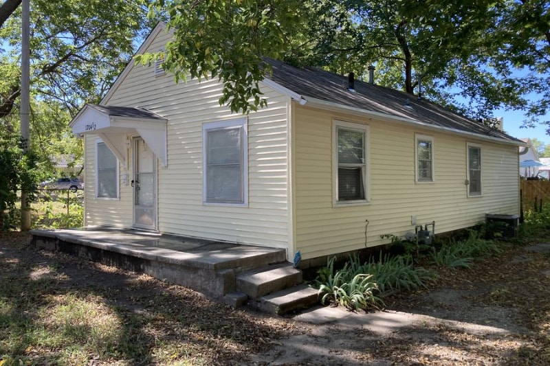 1704 N Jefferson St in Junction City, KS - Building Photo