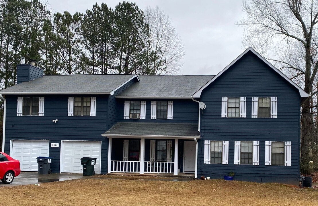 5870 Sheldon Ct in Atlanta, GA - Building Photo