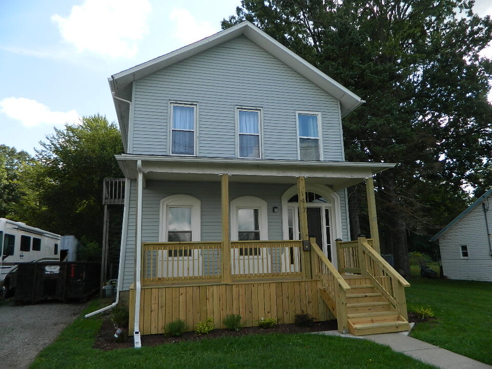 147 N Pleasant St in Oberlin, OH - Building Photo