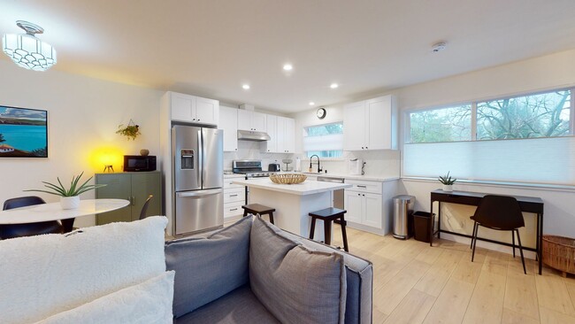 800 Villa Ln in Moraga, CA - Foto de edificio - Building Photo
