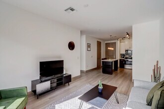 555 N College Ave in Tempe, AZ - Foto de edificio - Building Photo