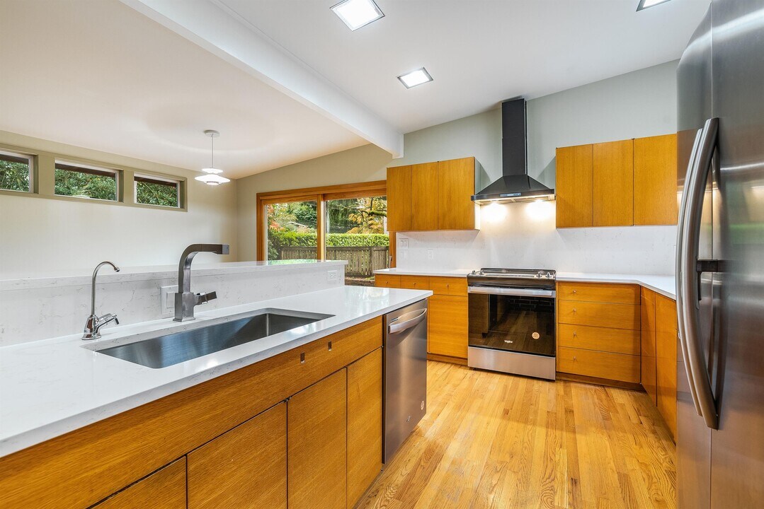 16818 SE 2nd Pl in Bellevue, WA - Building Photo