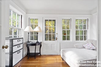 27 Oakwood Rd, Unit 2 in Auburndale, MA - Building Photo - Building Photo