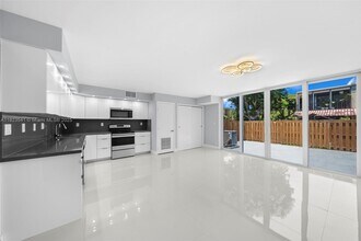 2407 NE 10th St in Hallandale Beach, FL - Building Photo - Building Photo