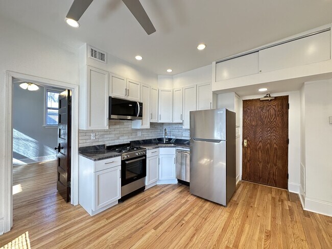 2821 W Shakespeare Ave in Chicago, IL - Foto de edificio - Building Photo