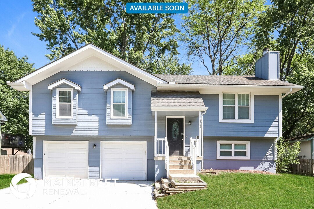 2128 NE Cookson St in Lee's Summit, MO - Building Photo