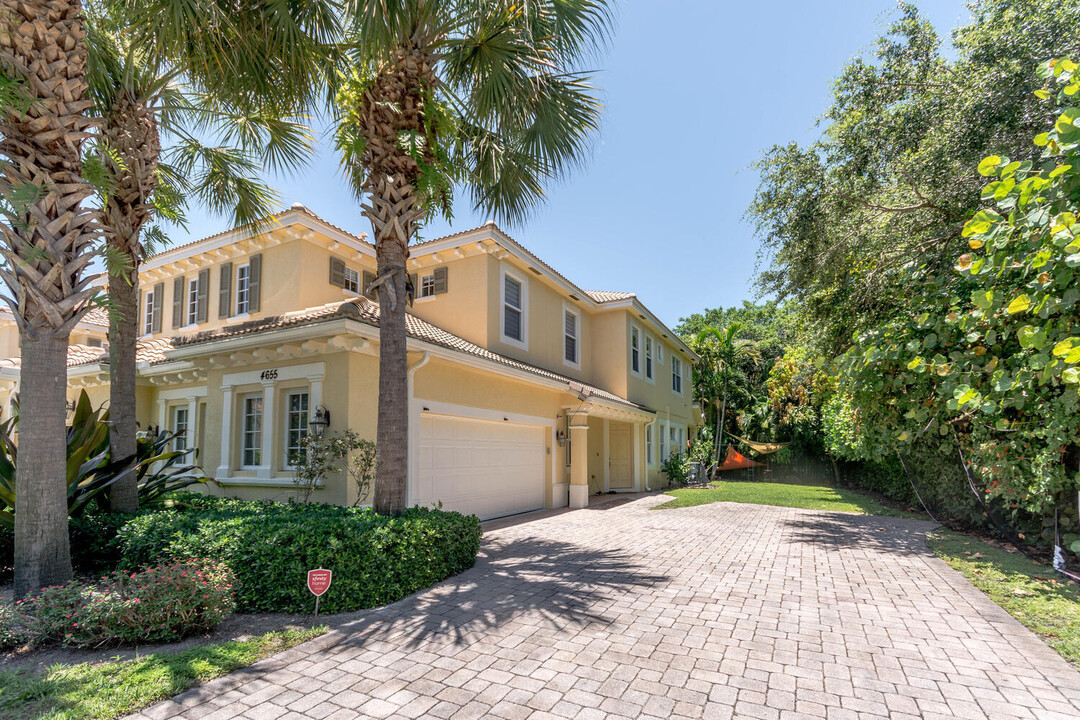 4655 Cadiz Cir in Palm Beach Gardens, FL - Foto de edificio