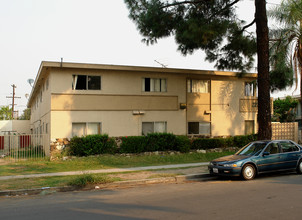 223-229 E Clifton Ave in Anaheim, CA - Foto de edificio - Building Photo