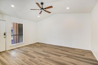 1402 Waterloo Tr in Austin, TX - Foto de edificio - Building Photo