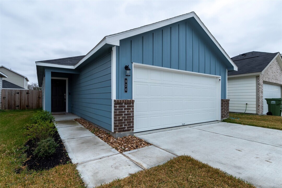 824 Stoney Pt Ln in Dayton, TX - Building Photo