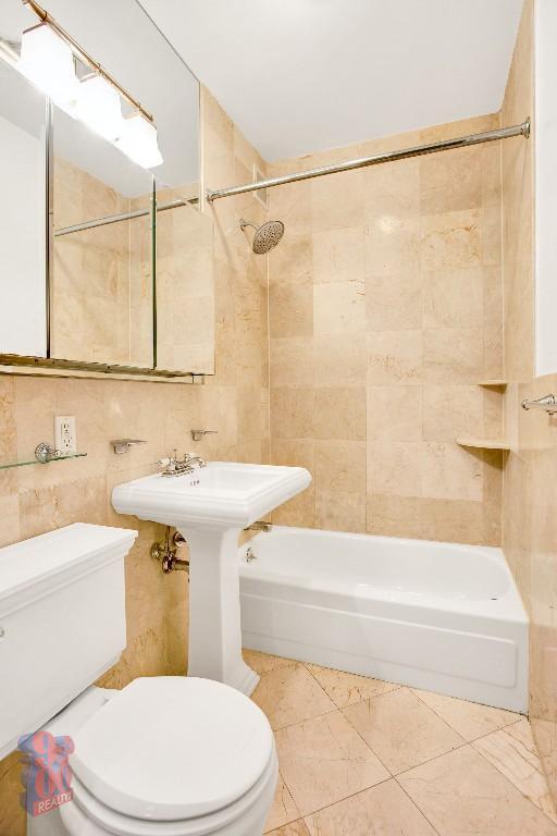 120 Christopher St in New York, NY - Building Photo - Building Photo