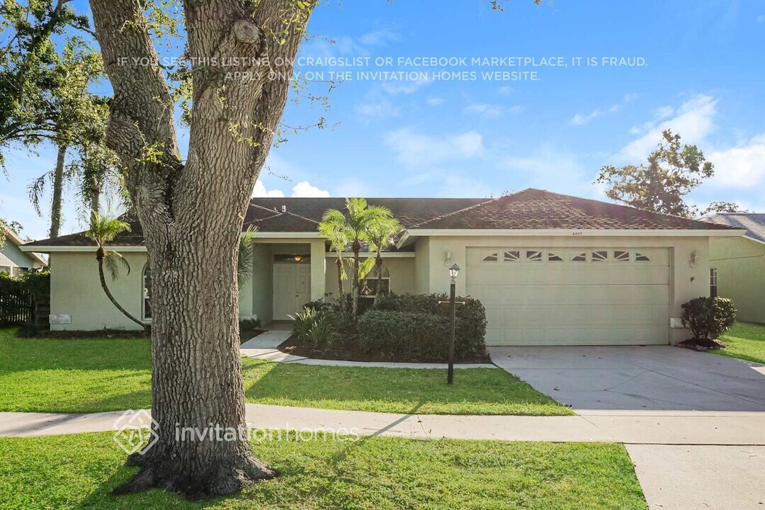 4495 Diamond Cir E in Sarasota, FL - Building Photo