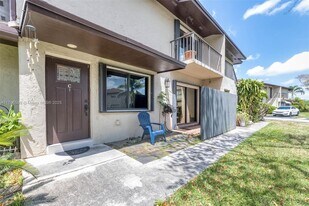 4576 SW 139th Ct in Miami, FL - Building Photo