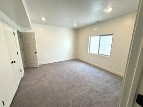 Slatewood Townhomes in Tooele, UT - Foto de edificio - Building Photo
