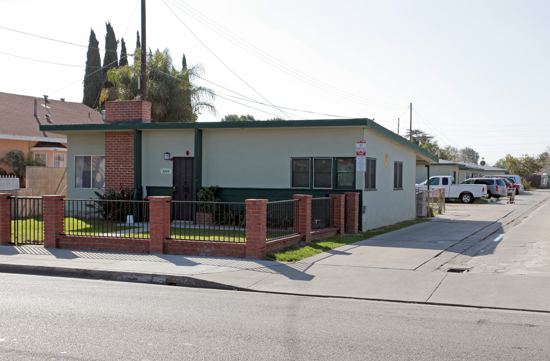 4846 Clara St in Cudahy, CA - Foto de edificio