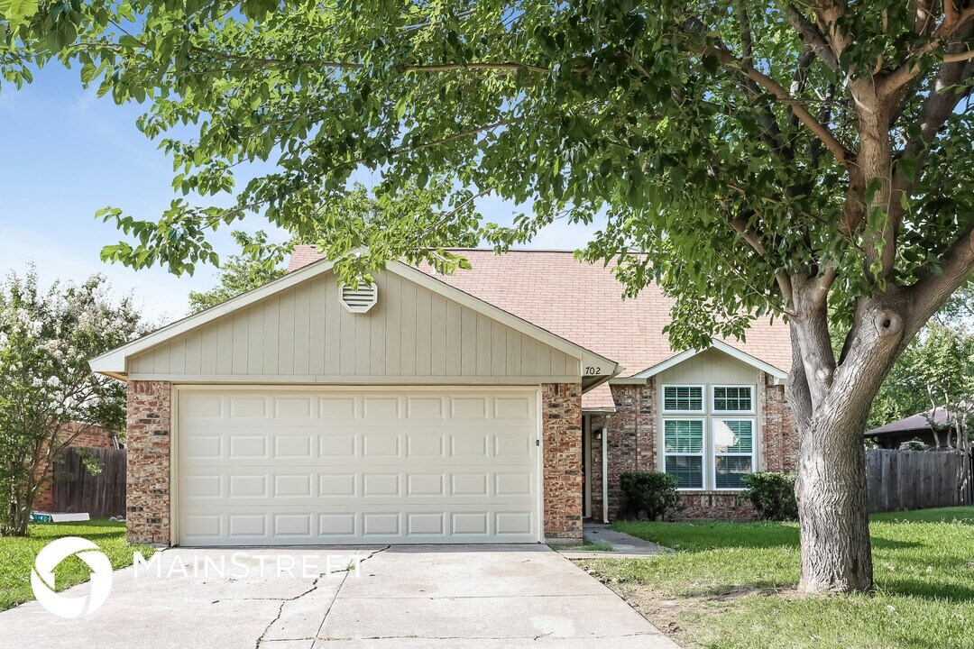 702 Southridge Ct in Grand Prairie, TX - Building Photo