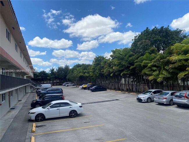 1650 W 44th Pl in Hialeah, FL - Foto de edificio - Building Photo