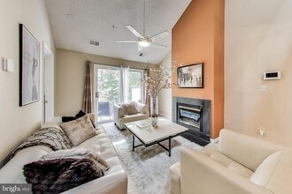 10021 Vanderbilt Cir, Unit 14 in Rockville, MD - Building Photo - Building Photo
