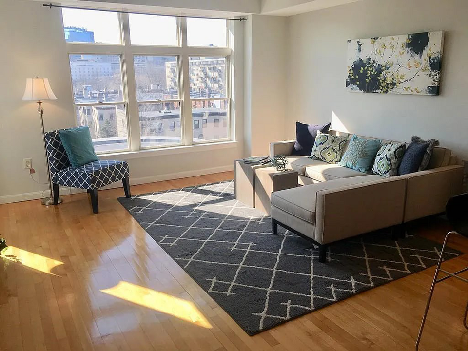 910 Beacon St, Unit 2 in Boston, MA - Building Photo