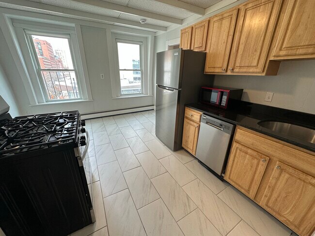 238 Cambridge St, Unit 10 in Boston, MA - Building Photo - Building Photo