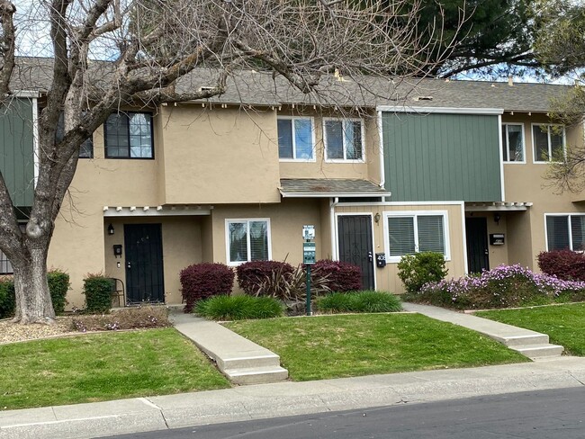 408 Stinson Ave in Vacaville, CA - Building Photo - Building Photo