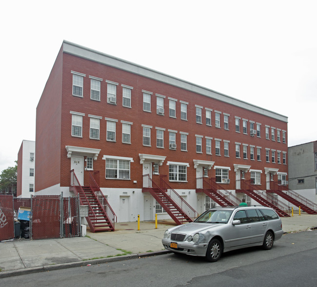 Vermont Mews in Brooklyn, NY - Foto de edificio - Building Photo