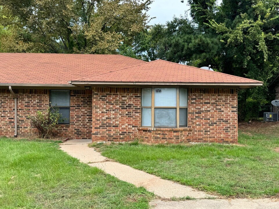 10768 Kiamichi Dr in Tyler, TX - Building Photo