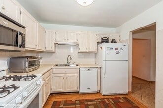 7050 Brighton Ct in Woodridge, IL - Building Photo - Building Photo