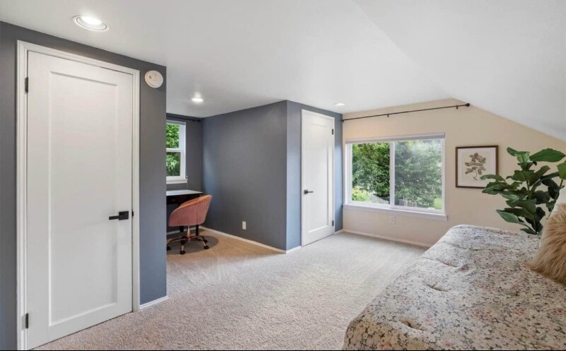 16536 SE Newport Way in Bellevue, WA - Building Photo