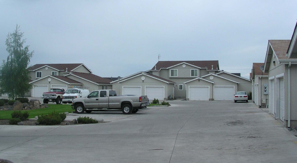 Maple Villas in Redmond, OR - Building Photo