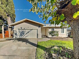 716 Whispering Bay Ln in Suisun City, CA - Building Photo