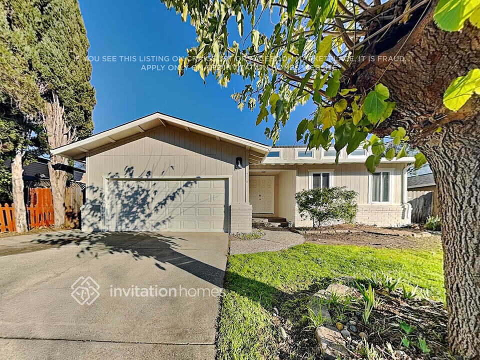 716 Whispering Bay Ln in Suisun City, CA - Foto de edificio