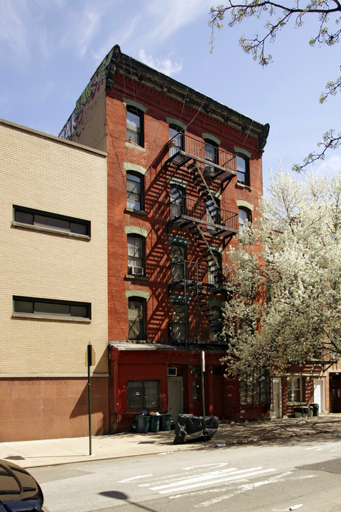 187 E 7th St in New York, NY - Building Photo