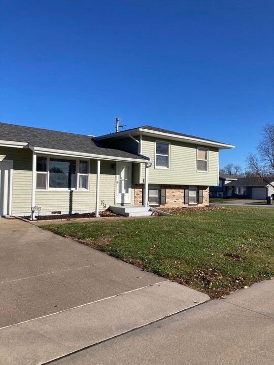 1728 Spruce Hills Dr in Bettendorf, IA - Building Photo