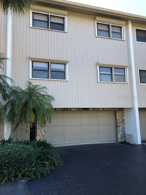 12242 2nd St E in Treasure Island, FL - Foto de edificio - Building Photo